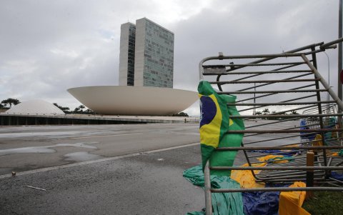 Foto del 9 de enero de 2023, donde se observan vallas destrozadas en las afueras del Palacio de Planalto, luego de que manifestantes bolsonaristas se tomaran la Plaza de los Tres Poderes, en Brasilia.