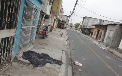 En Las Malvinas, en el sur de Guayaquil, tres personas fueron asesinadas y quedaron tendidas sobre la vereda.