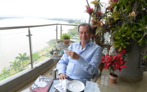 Prepara el lanzamiento de un libro.