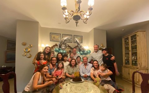 Con su familia.