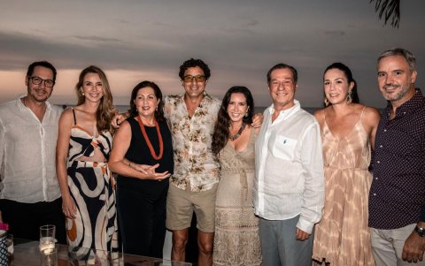 Junto a su esposa, hijos, nuera y yernos.