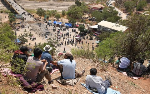 Simpatizantes del expresidente Evo Morales obstruyen una vía durante la tercera jornada de bloqueos este miércoles, en Parotani (Bolivia).