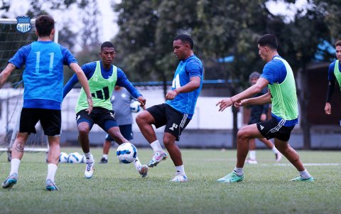 Elkin Muñoz, juvenil del Bombillo, se perfila para ser titular en el medio campo contra Barcelona.