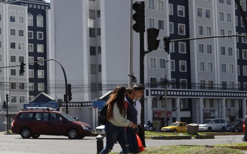 Cruces. Los peatones también se ven afectados. En sectores como La Colón y 6 de Diciembre, La Alameda o Santa Prisca, con semáforos apagados, es difícil cruzar las calles.