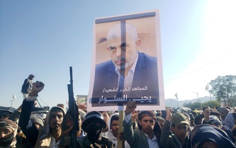 Simpatizantes hutíes llevan una pancarta que muestra al difunto líder de Hamás, Yahya Sinwar, durante una manifestación de solidaridad con los pueblos libanés y palestino.