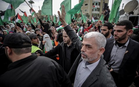 El líder de Hamás en Gaza, Yahya Al Sinwar (C), saluda a sus seguidores durante una manifestación de Hamás en la ciudad de Gaza, el 16 de diciembre de 2018.