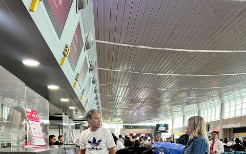 El director técnico Ariel Holan (i) se marchó de Ecuador, una semana después de salir de Barcelona