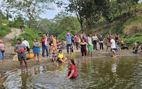 La gente se prepara para salir a la  procesión náutica en honor a la Virgen del Rosario, por los milagros concedidos a los quinindeños.