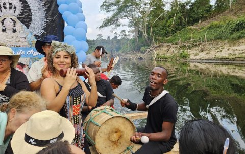 En medio de este mar de emociones, los rostros de los asistentes revelan historias personales de milagros y devoción.