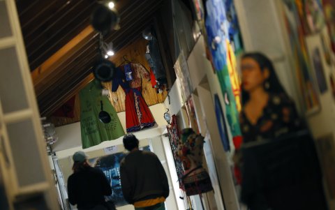 Fotografía de personas recorriendo el Museo del Estallido Social, en Santiago (Chile).