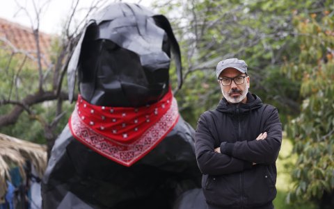 Fotografía del curador del Museo del Estallido Social, Marcel Solá, posando durante una entrevista , en Santiago (Chile).
