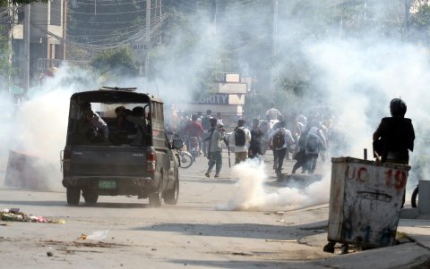 La policía de la provincia paquistaní de Punjab dispara gases lacrimógenos para dispersar una protesta de estudiantes por la presunta violación de una estudiante, el 17 de octubre de 2024.
