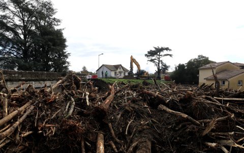 Los residentes observan los escombros acumulados durante las operaciones de limpieza tras las inundaciones en Limony, departamento de Ardèche, Francia, el 18 de octubre de 2024.
