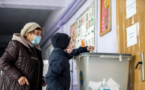 Un par de personas se acercan colocar sus votos en un proceso electoral anterior.