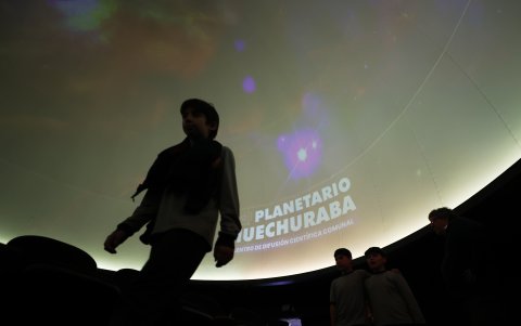 Fotografía del 24 de septiembre de 2024 de niños visitando el Planetario de la comuna de Huechuraba, en Santiago (Chile)