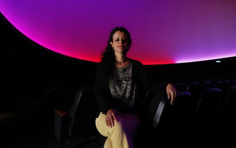Fotografía del 24 de septiembre de 2024 de la astrónoma coordinadora de Educación y Difusión del Planetario de Huechuraba, Daphnea Iturra, en Santiago (Chile).