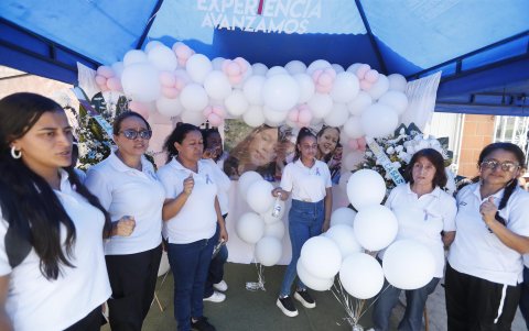 Personas se reúnen en la casa en dónde vivía Sofía Delgado niña de 12 años asesinada, este viernes en Candelaria (Colombia).