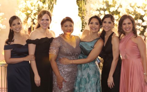 Carolina Cadena, Sandra Cadena, Maribel Fiallos, Lita Fiallos, Mafer Cadena y Gabriela Dau.
