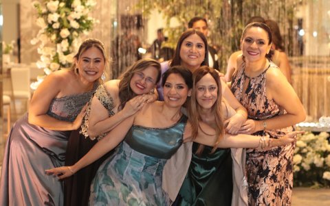 María del Carmen Carrasco, Titi Salame, Lita Fiallos, Alba de la Cuadra, Jenifer Merchán e Ingrid Macui.