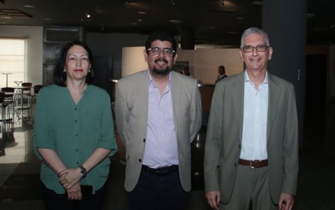 María Fernanda y Florencio Compte junto a Alfonso Albán (centro), editor de Diario EXPRESO.