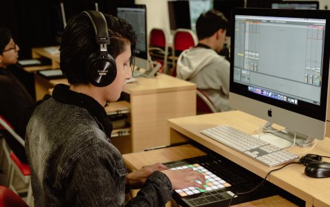 Programas de edición musical son utilizados por estudiantes de carreras musicales.