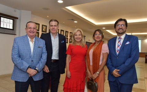 Vicente García, Carmina de la Cal, Amparo Holgíin, Pedro José Sanz, Vicente Santelices, Bessie Arellano y Miguel Eugene.