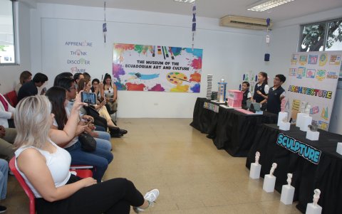 Los padres de familia disfrutaron de las exposiciones de los menores