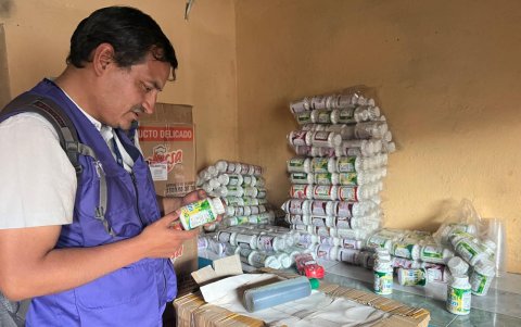 Los funcionarios verificaron que los productos tengan el respectivo registro sanitario.