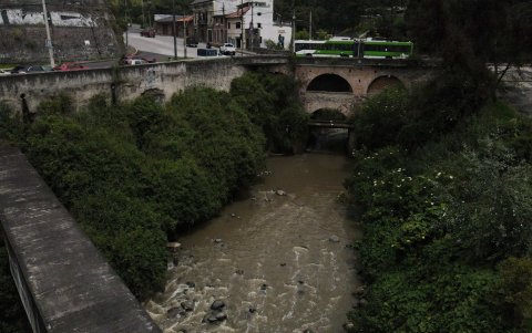La espuma flotando en su superficie y la basura a lo largo del río son testimonios del impacto negativo de la actividad humana.