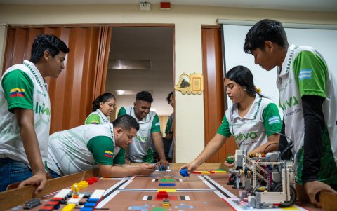 Un grupo de jóvenes desarrolla un prototipo de robot en la ciudadela Nueva Prosperina, en Guayaquil, Ecuador.