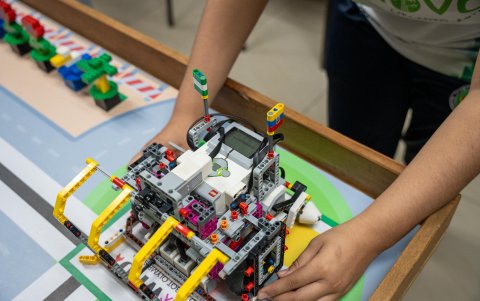 Una joven trabaja en un prototipo de robot en la ciudadela Nueva Prosperina, en la ciudad de Guayaquil (Ecuador), con la mira puesta en el Mundial de Robótica, tras haber diseñado y programado sus propios prototipos.
