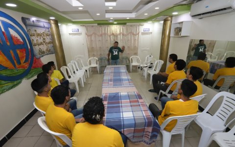 1. Operativo. En el Guasmo, en un establecimiento intervenido, hallaron a internos de dos organizaciones criminales.