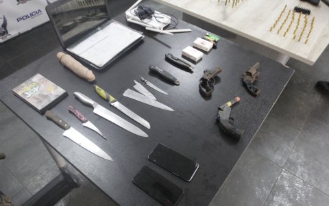 Decomiso. En algunos sitios clausurados se ha encontrado objetos relacionados con hechos delictivos, lo que evidencia nexos con grupos criminales.