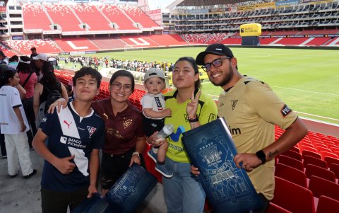 David Vallejo (d) llegó con su familia para disfrutar del evento por los 106 años del cuadro albo.