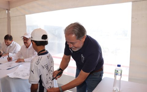 Isaac Álvarez, presidente de Liga de Quito, compartió con los hinchas y les agradeció por su masiva acogida al evento de aniversario.