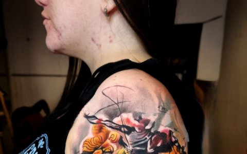 Barros llevó su técnica del lienzo a la piel, adaptando su estilo al tatuaje.