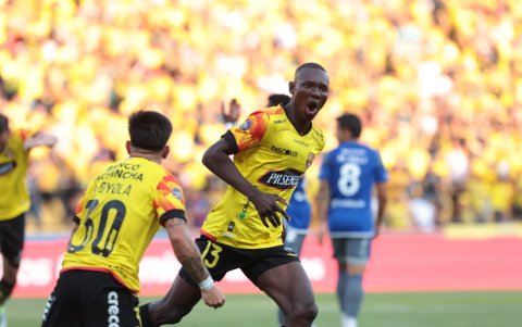 janner corozo festeja el 1-0 transitorio de Barcelona sobre Emelec en el Clásico del Astillero del domingo 20 de octubre.