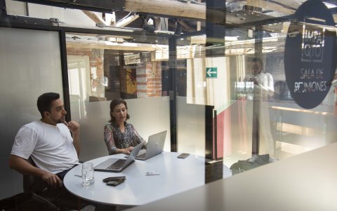 El uso de salas de reunión también es una propuesta de los espacios de coworking.