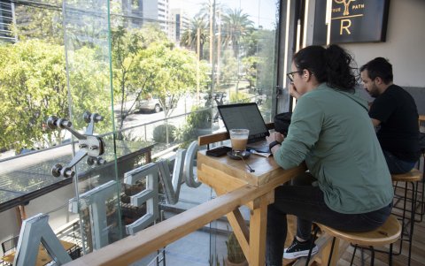 Frente a la situación, los cafés también acogen a los trabajadores y estudiantes que requieren conectarse.