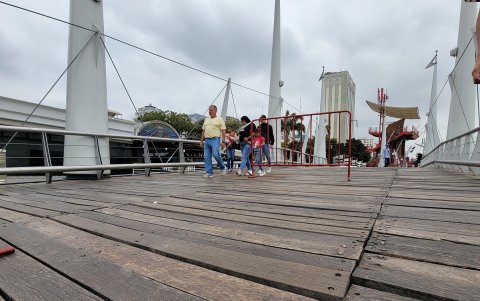 Basura. En varias zonas de este espacio turístico se evidencia una mala disposición de desechos, como botellas vacías de licor en un mirador.