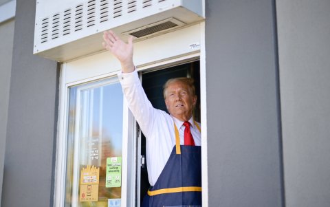 Donald Trump saluda a sus seguidores desde un local de McDonald's en Feasterville, Estados Unidos.
