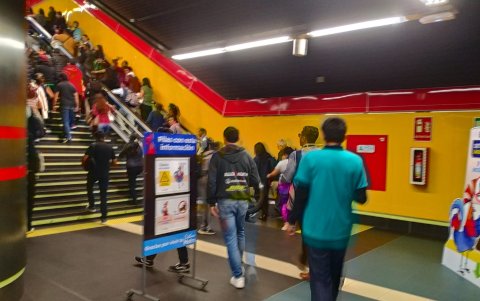 Una nueva falla en el Metro de Quito obliga a usuarios a tomar el transporte público.