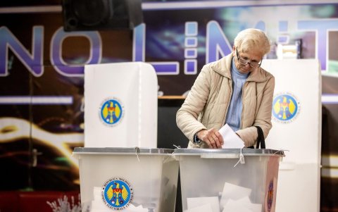 Una mujer emite su voto en un colegio electoral en la aldea de Hrusevo, Moldavia, el 20 de octubre de 2024.