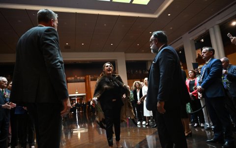 La senadora Lidia Thorpe irrumpe frente al rey Carlos III y la reina Camilla de Gran Bretaña, que asisten a una recepción parlamentaria ofrecida por el primer ministro australiano Anthony Albanese.