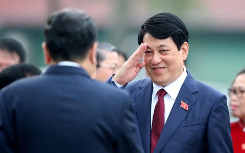El secretario general Luong Cuong saluda al presidente de la Asamblea Nacional Tran Thanh Man (izq.) antes de una ceremonia antes de la inauguración de la Asamblea Nacional, en Hanói.