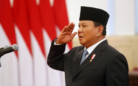 El recién ascendido presidente, Prabowo Subianto, encabeza ceremonia de juramento este lunes durante la toma de posesión de sus ministros en el Palacio Merdeka en Yakarta.