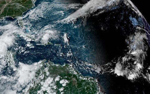 Foto satelital de la Oficina Nacional de Administración Oceánica y Atmosférica (NOAA)  donde se muestra la localización del huracán Oscar en el Atlántico.