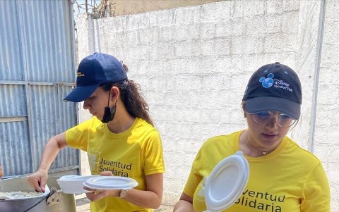 Su trabajo se centra en atender a jóvenes vulnerables, y llevar bienestar a sus familias.