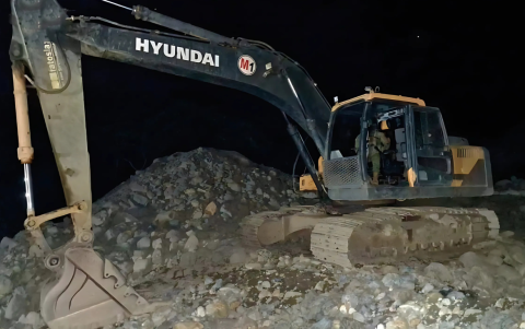 Maquinaria pesada fue decomisada durante el operativo.