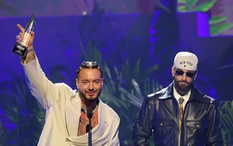 J Balvin recibiendo el trofeo de manos de su amigo Maluma.